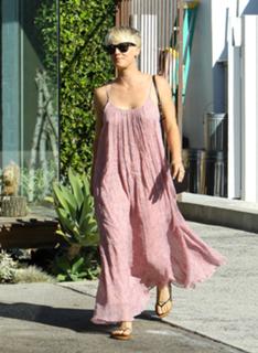 Kaley Cuoco feet photo thumbnail
