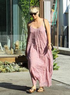 Kaley Cuoco feet photo thumbnail