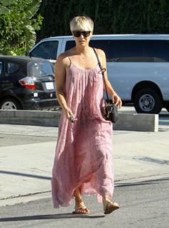 Kaley Cuoco feet photo thumbnail