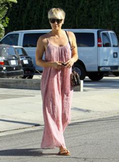 Kaley Cuoco feet photo thumbnail