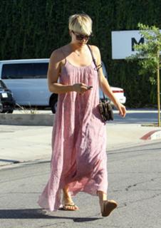 Kaley Cuoco feet photo thumbnail