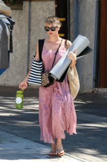 Kaley Cuoco feet photo thumbnail