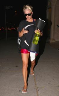 Kaley Cuoco feet photo thumbnail