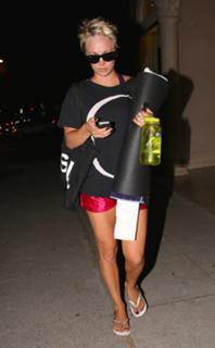 Kaley Cuoco feet photo thumbnail