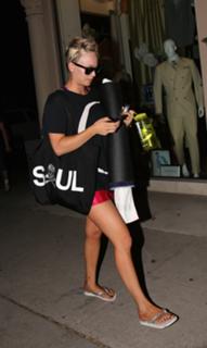 Kaley Cuoco feet photo thumbnail