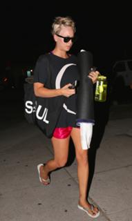 Kaley Cuoco feet photo thumbnail