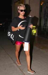 Kaley Cuoco feet photo thumbnail