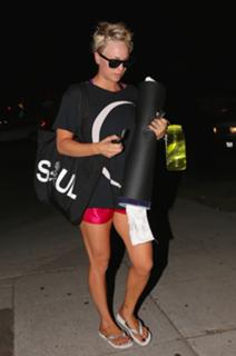 Kaley Cuoco feet photo thumbnail