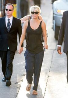 Kaley Cuoco feet photo thumbnail
