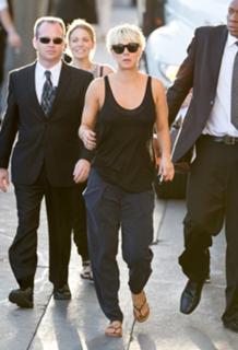 Kaley Cuoco feet photo thumbnail