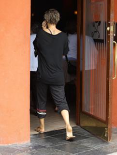Kaley Cuoco feet photo thumbnail
