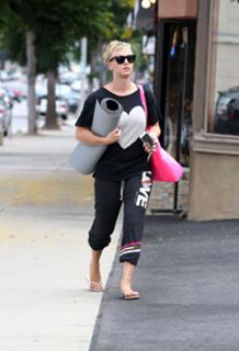 Kaley Cuoco feet photo thumbnail