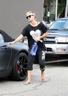 Kaley Cuoco feet photo thumbnail