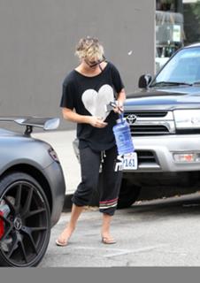 Kaley Cuoco feet photo thumbnail