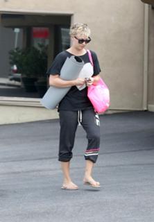 Kaley Cuoco feet photo thumbnail