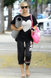 Kaley Cuoco feet photo thumbnail