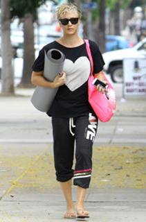 Kaley Cuoco feet photo thumbnail