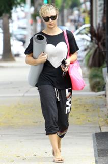 Kaley Cuoco feet photo thumbnail