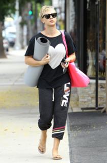 Kaley Cuoco feet photo thumbnail