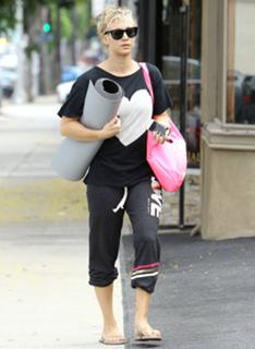 Kaley Cuoco feet photo thumbnail