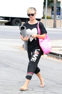 Kaley Cuoco feet photo thumbnail