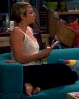 Kaley Cuoco feet photo thumbnail