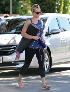 Kaley Cuoco feet photo thumbnail