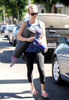 Kaley Cuoco feet photo thumbnail