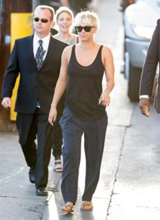 Kaley Cuoco feet photo thumbnail