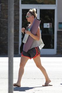 Kaley Cuoco feet photo thumbnail