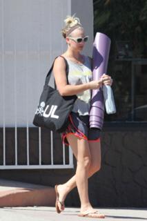 Kaley Cuoco feet photo thumbnail