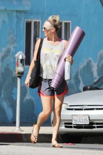 Kaley Cuoco feet photo thumbnail