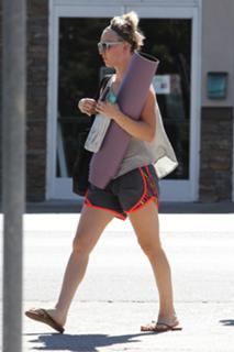 Kaley Cuoco feet photo thumbnail