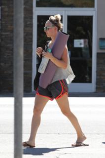 Kaley Cuoco feet photo thumbnail