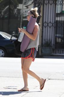 Kaley Cuoco feet photo thumbnail