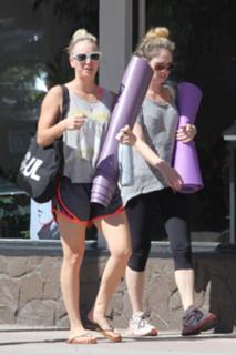 Kaley Cuoco feet photo thumbnail