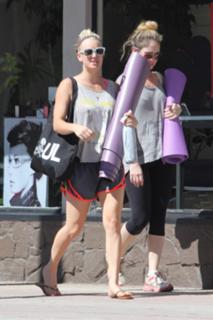 Kaley Cuoco feet photo thumbnail