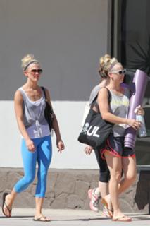 Kaley Cuoco feet photo thumbnail