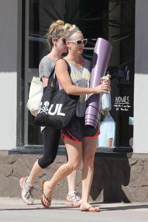 Kaley Cuoco feet photo thumbnail