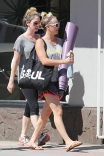 Kaley Cuoco feet photo thumbnail