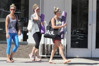 Kaley Cuoco feet photo thumbnail
