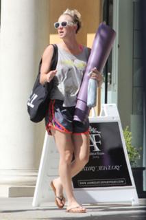 Kaley Cuoco feet photo thumbnail