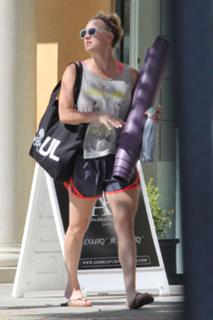 Kaley Cuoco feet photo thumbnail