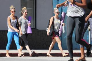 Kaley Cuoco feet photo thumbnail