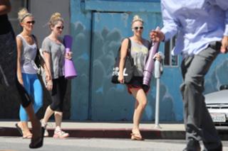 Kaley Cuoco feet photo thumbnail