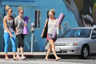 Kaley Cuoco feet photo thumbnail