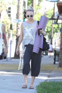 Kaley Cuoco feet photo thumbnail
