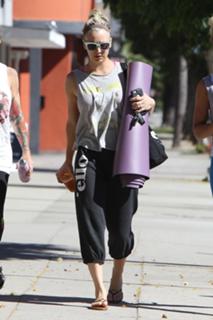 Kaley Cuoco feet photo thumbnail