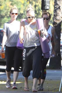 Kaley Cuoco feet photo thumbnail