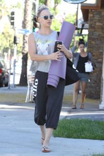 Kaley Cuoco feet photo thumbnail
